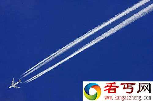 我们平常见到比较多的是飞机飞过之后留下的机尾云。相比之下,火箭尾焰的外观是非常不一样的