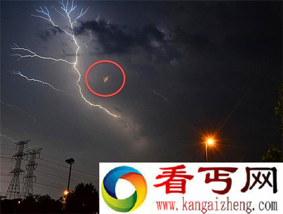 UFO频现于雷电天气 外星人飞行器需要充电？