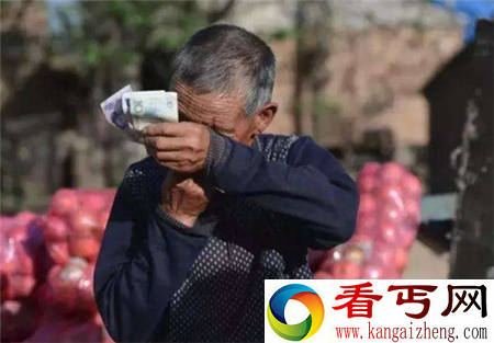 老汉将8万元现金藏地下，13年后拿出使用，揭开泥土后让人泪奔(4)