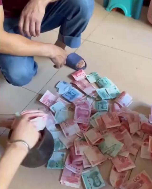 妻子发现丈夫私房钱 掏出后铺一地