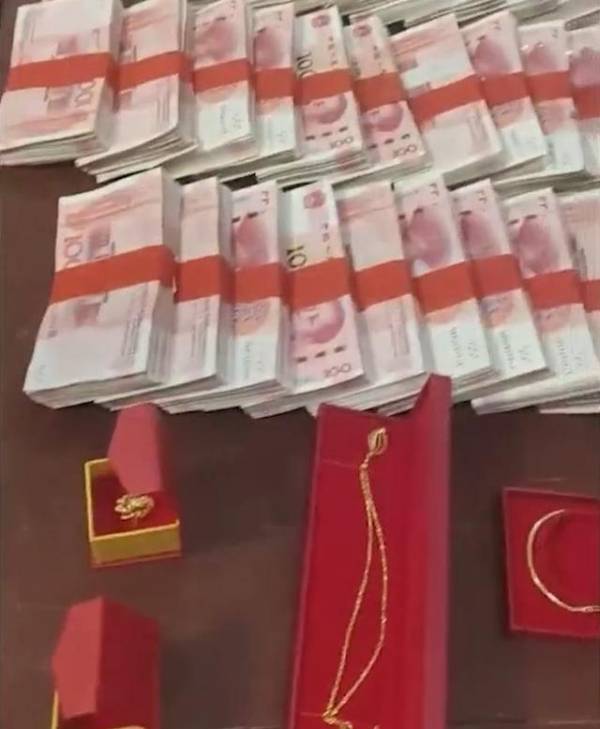 男子去女友家定亲放满一桌彩礼