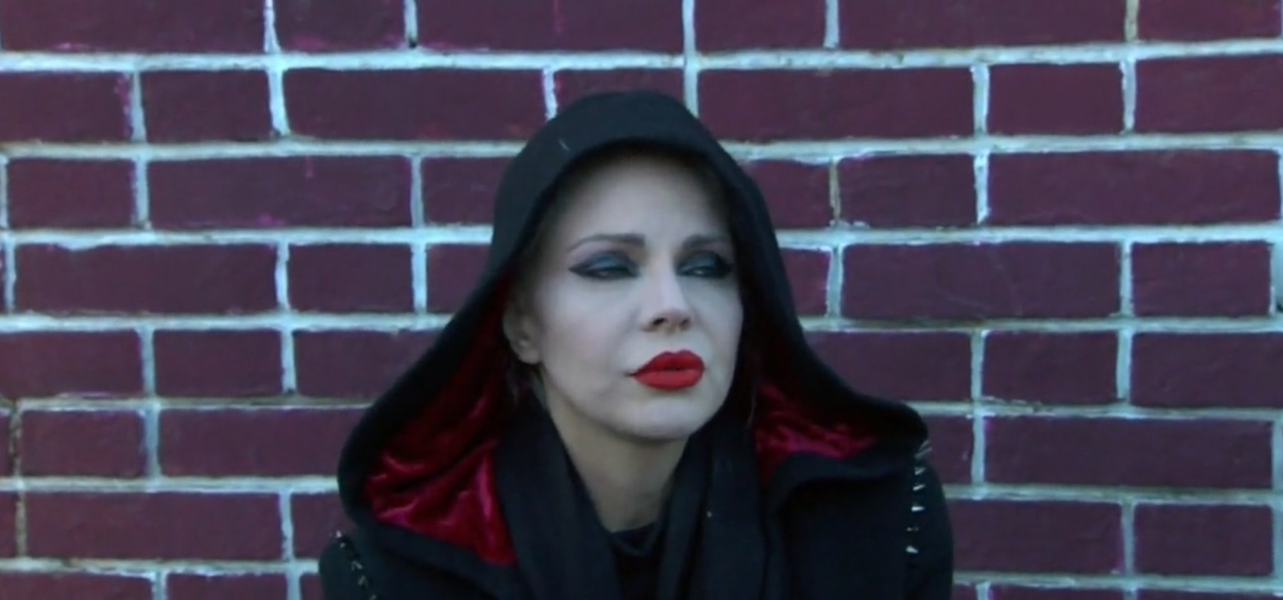 朱莉王承认自己不是通灵者