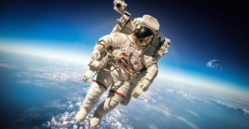 太空浮尸真实性（太空漂浮的5个人）