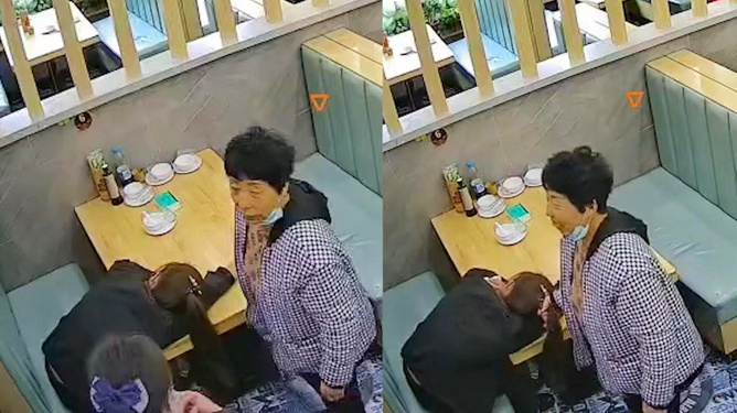 同事都有对象单身女服务员趴桌大哭