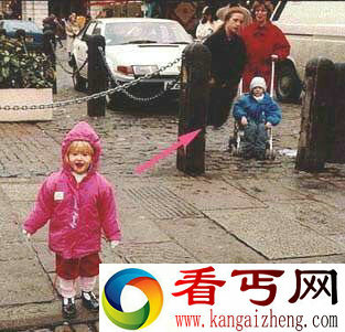 这是在教堂祭坛前拍摄的，照片上有一个半透明的人形，似乎穿着教士袍