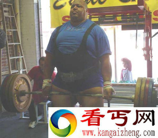 杰夫刘易斯正在进行力量训练
