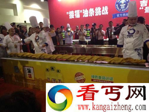 世界最长油条在武汉诞生 全长3.72米