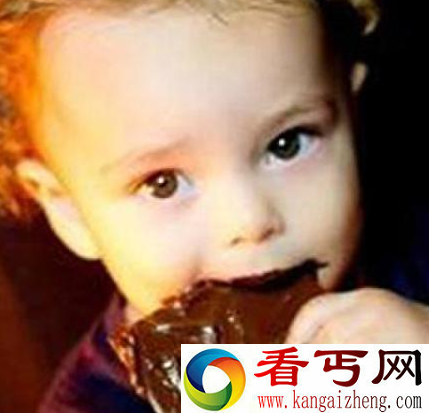 一岁幼童咬死毒蛇 自己毫发无损