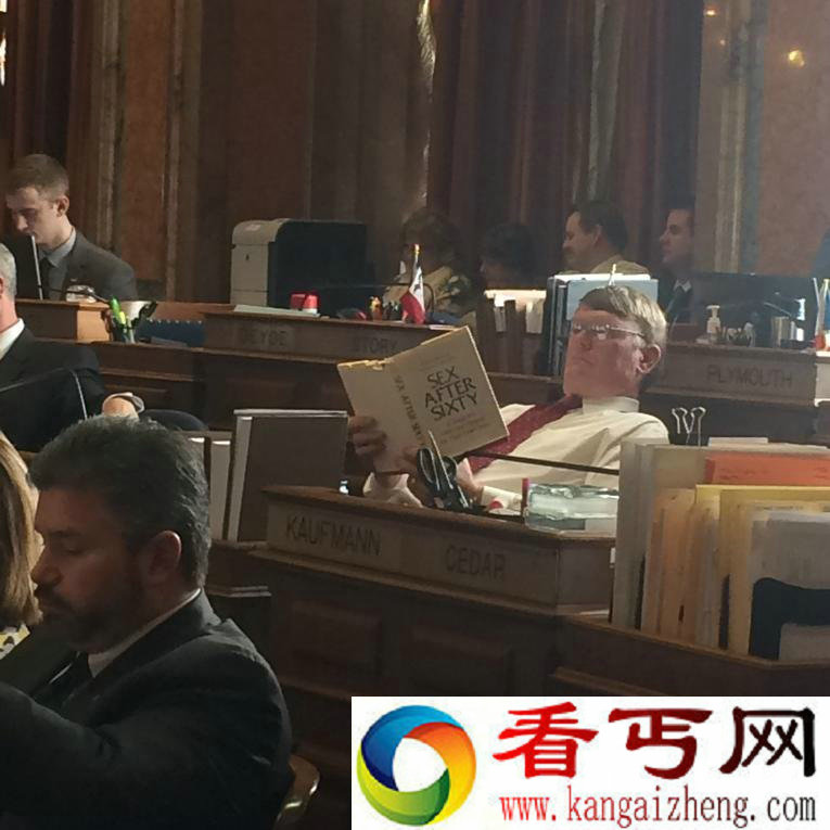 美2国会议员开会时传阅性爱书籍被拍