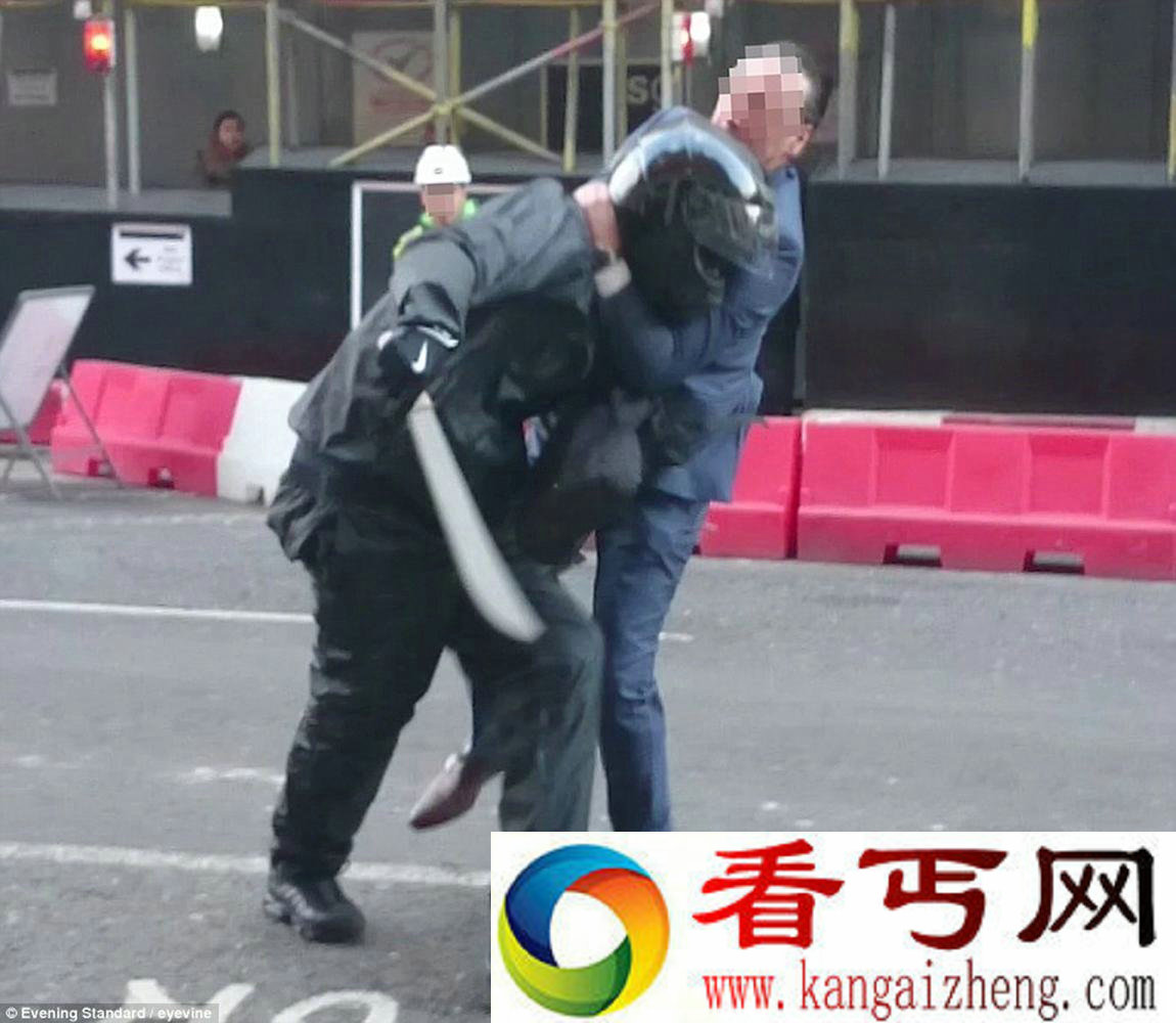 英国西装男赤手空拳与持刀劫匪搏斗