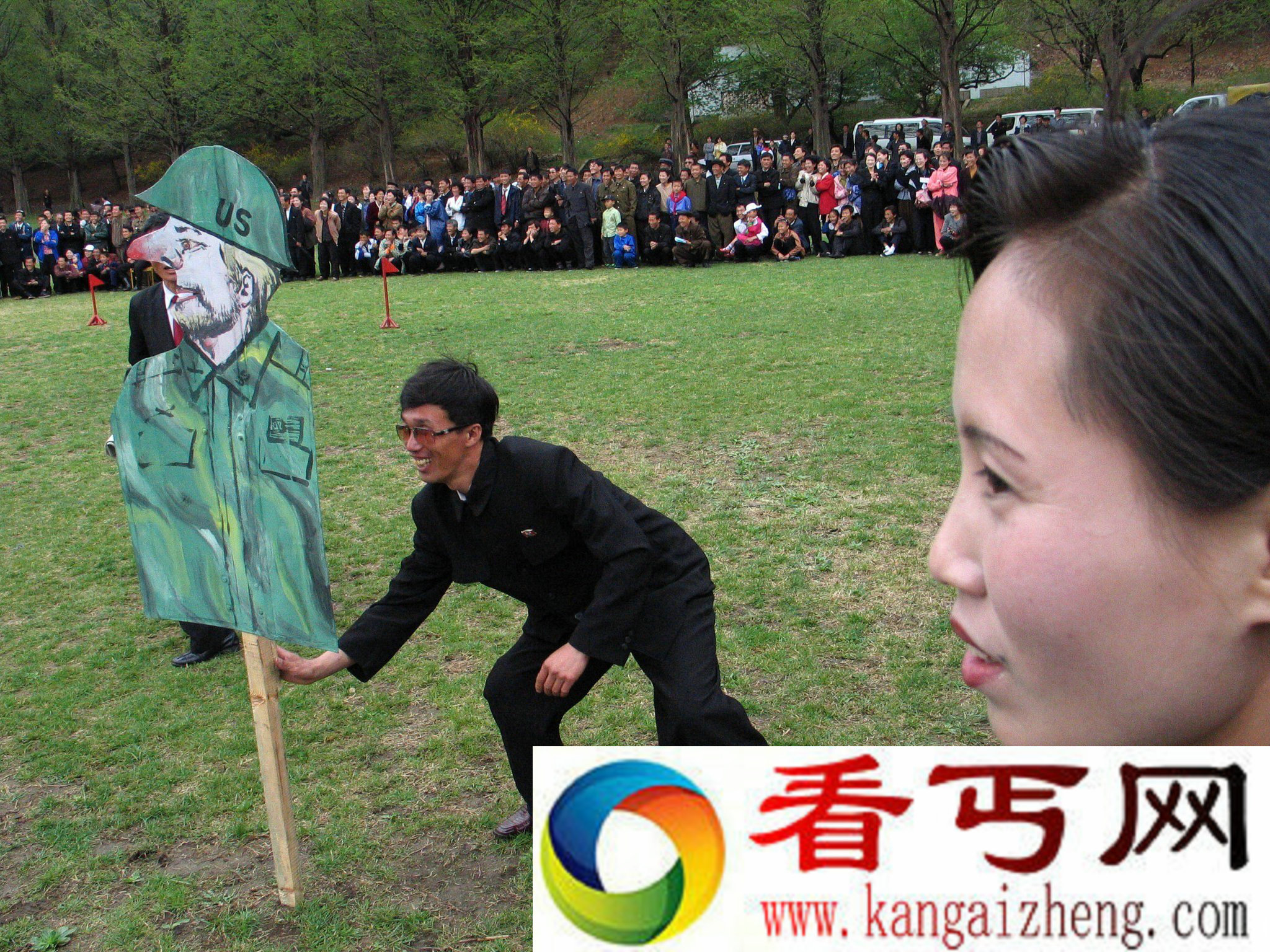 朝鲜平壤民众草地上蒙眼做“打美军”游戏 图