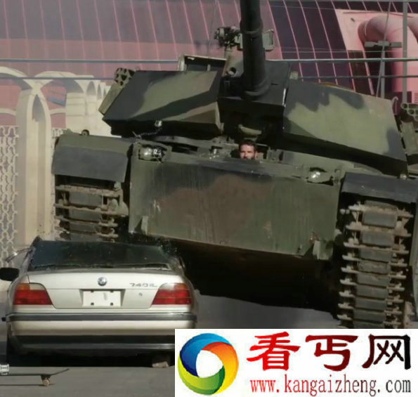 美国富豪Dan Bilzerian靠赌博发家，生活极其奢靡混乱，还喜欢在社交网站上炫耀，被称为“花花公子之王”。近日，他上传了一段驾驶坦克碾压一辆宝马-7的图片，向近期另一位频繁炫富的牙买加板球手Chris Gayle隔空示威。an Bilzerian身价过亿，热爱冒险，喜欢美女，也喜欢搬弄各种武器耍酷。