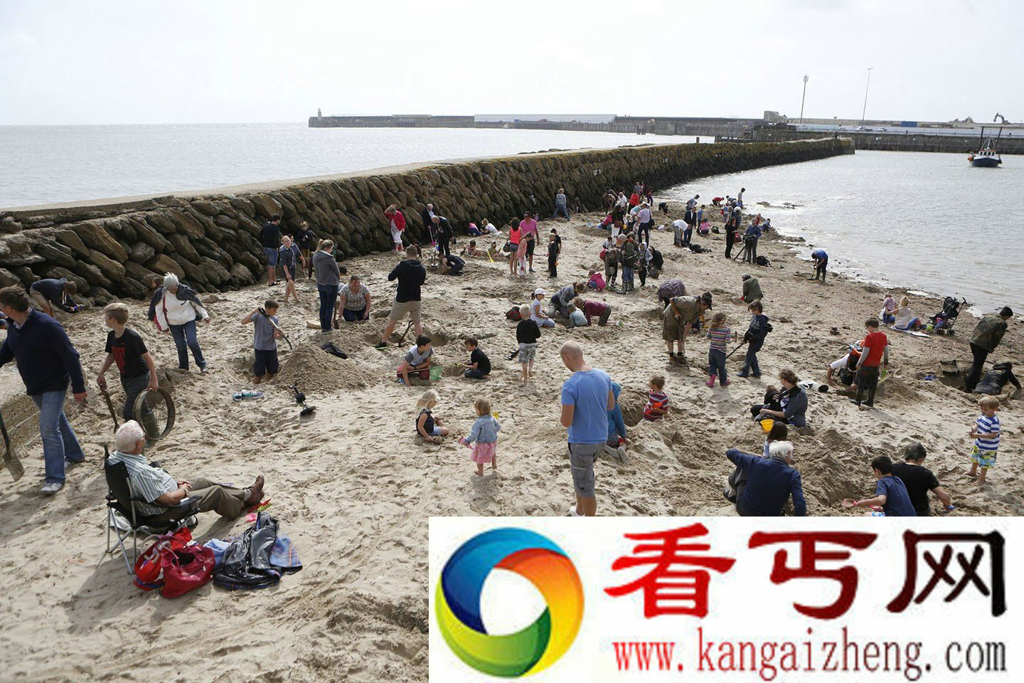 德国艺术家在英国沙滩埋金条引寻宝潮 图