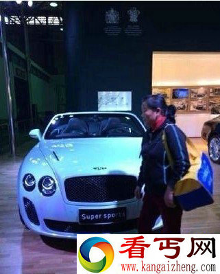 土豪大妈亮出满袋子的金条买500万新款豪车 图