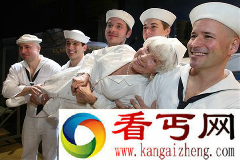 [图文]二战经典照《胜利日之吻》女主角去世 终年91岁