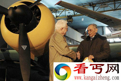 [图文]罗美二战中2名交战飞行员66年后握手言和相拥致敬