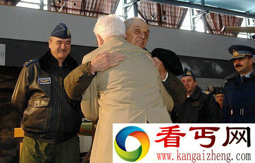 [图文]罗美二战中2名交战飞行员66年后握手言和相拥致敬