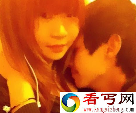 90后炫富女开房晒百万现金 大尺度互动自拍