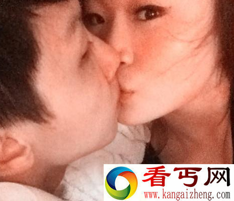 90后炫富女开房晒百万现金 大尺度互动自拍