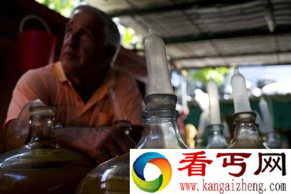 古巴一男子用安全套酿酒 每天大约能卖出50瓶