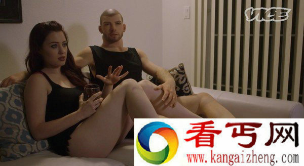 女记者亲测男版充气娃娃 画面实在太污了