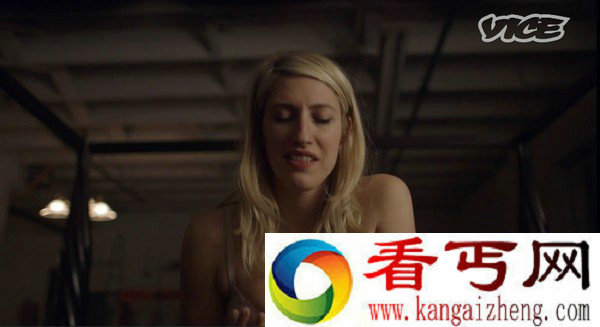 女记者亲测男版充气娃娃 画面实在太污了