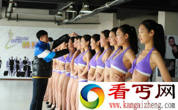 艺考上演比基尼秀 天寒地冻巨乳长腿霸屏