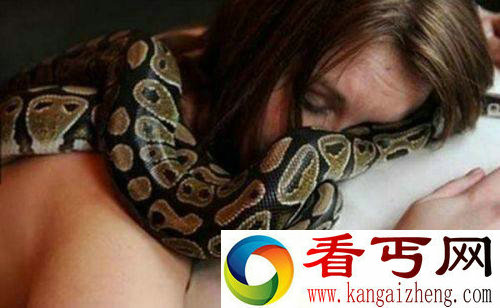 蟒蛇每晚缠着女子睡觉 其背后原因让人发凉
