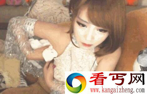 女主播直播前突然拿出卫生纸 下一幕让网友大跌眼镜
