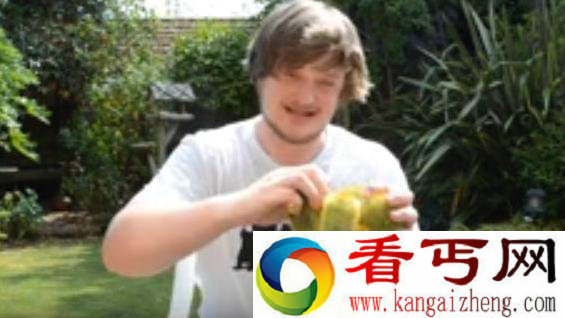男子直播生吃仙人掌 还是带刺的那种