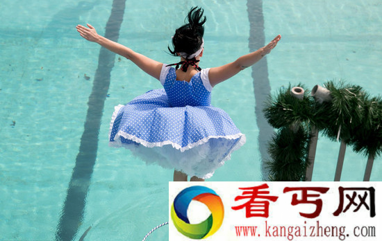 德国举行裙装跳水大赛 湿身诱惑好撩人