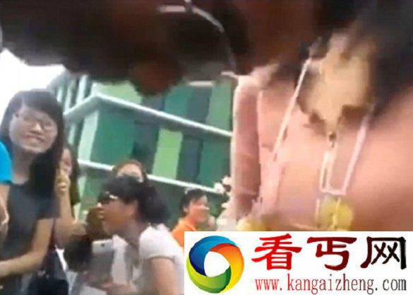 好性福！某公司让男员工从女性胸部吃葡萄