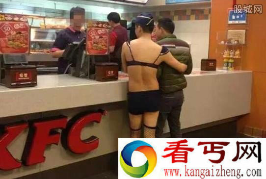 闹洞房街头裸奔现场 男子只穿胸罩在餐厅点餐
