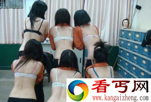 学校脱衣门裸照走红 90后女生集体脱光衣服拍裸照