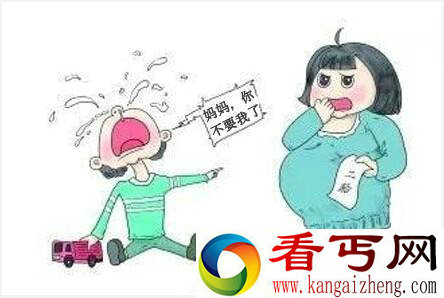 10岁男孩哭求妈妈扔弟弟 不是吃醋是为了妈妈