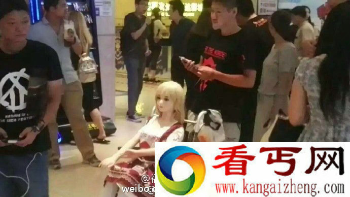 一男子带充气娃娃看电影 这是该有多寂寞啊