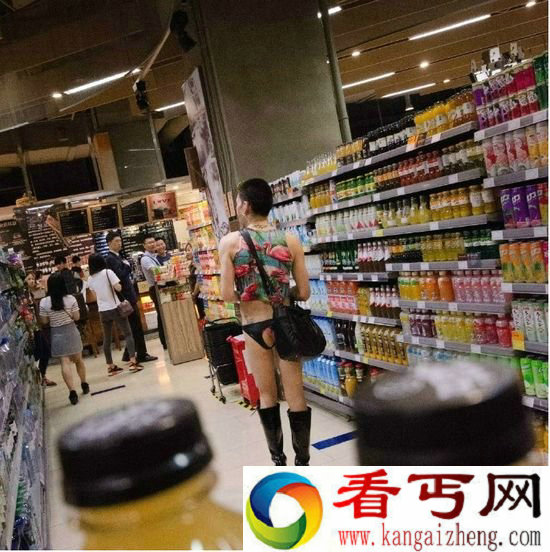 深圳超市现异装男 穿着露屁股的皮内裤