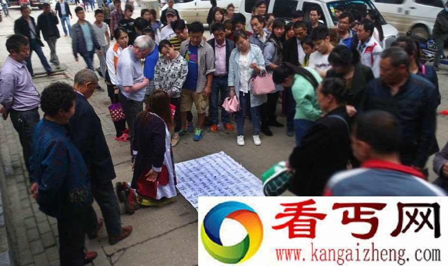 中英文跪地乞讨 现在真的连乞丐都不如了