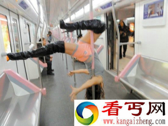 女孩地铁跳钢管舞 衣着暴露吸引众多乘客围观