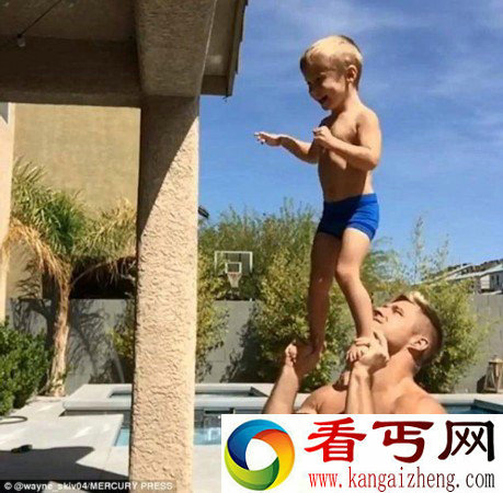 奶爸搭儿子秀杂技 真的是太有爱了