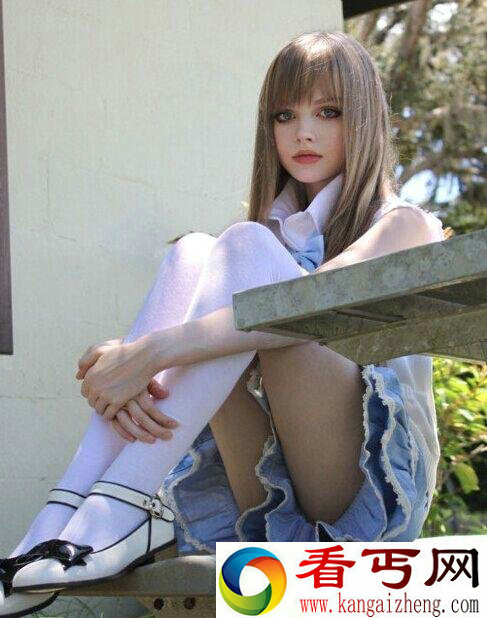 惊呆了！谁家的充气娃娃跑出来了