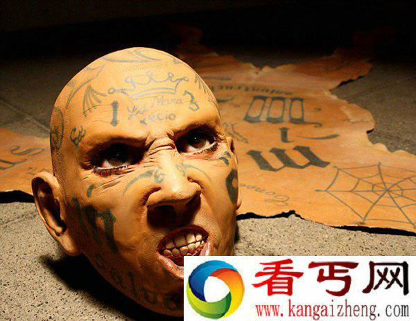 墨艺术家做人皮地毯揭露帮派暴力血腥面