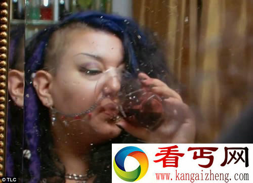 美国29岁女子嗜血成性 每天喝一升的猪血成真实版“吸血鬼”
