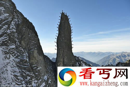 令人惊叹和疯狂 28名登山者定格垂直山峰形似尖针插入这座山峰