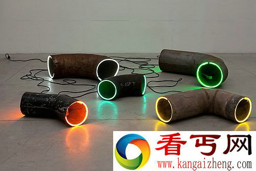 slugfest 被遗弃的灯光 废金属作为作品的主要材料