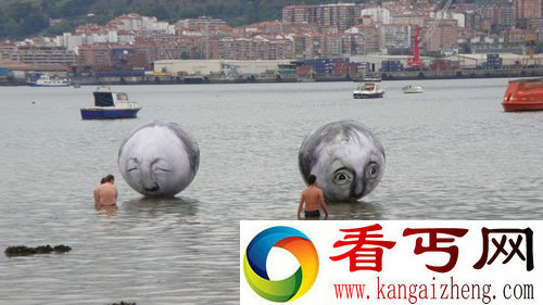 漂浮的气泡头 主题是“赞美老年”
