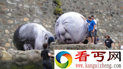 漂浮的气泡头 主题是“赞美老年”