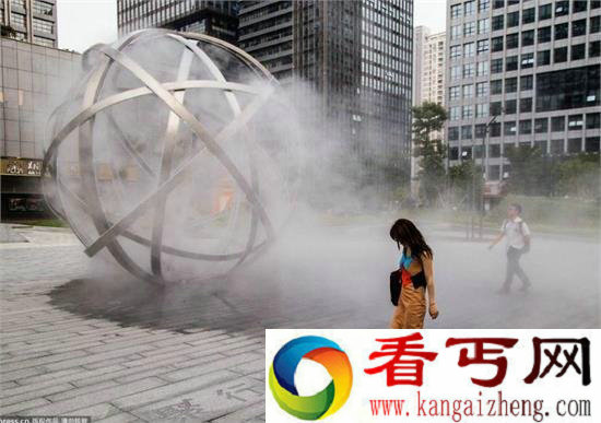 深圳街头现巨型降温神器 带来一丝清凉