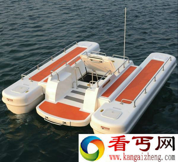 半潜水式游艇 海面风景看够了还能看水下风景