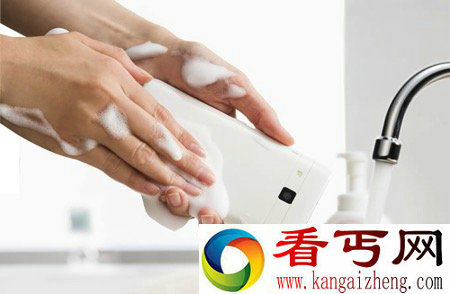 太棒了！手机竟然可以用肥皂清洗